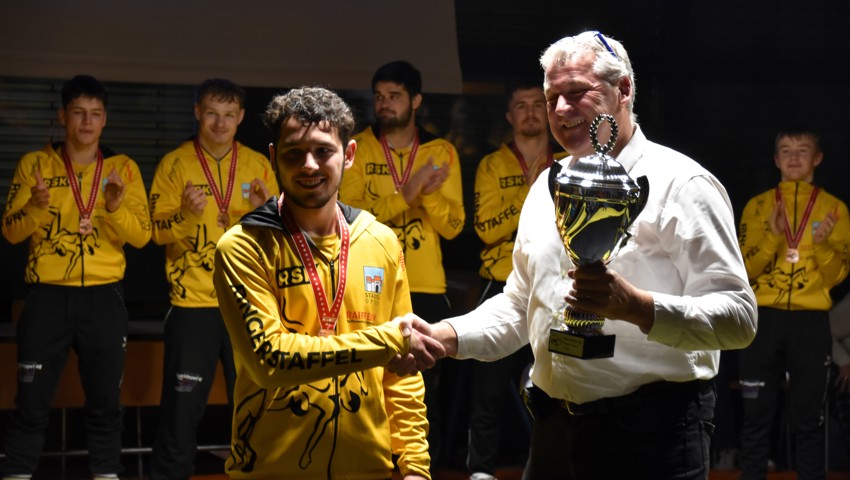 Michel Steger nimmt den Pokal für den dritten Platz entgegen. Michel Steger nimmt den Pokal für den dritten Platz entgegen.
