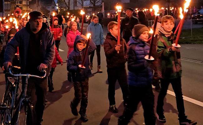 Dorfchristbaum leistet im Funken seinen letzten Dienst