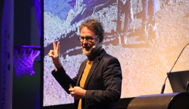 Rhenusana-Mitglieder ärgerten sich nicht über schwaches Geschäftsjahr und taten es so Nik Hartmann gleich