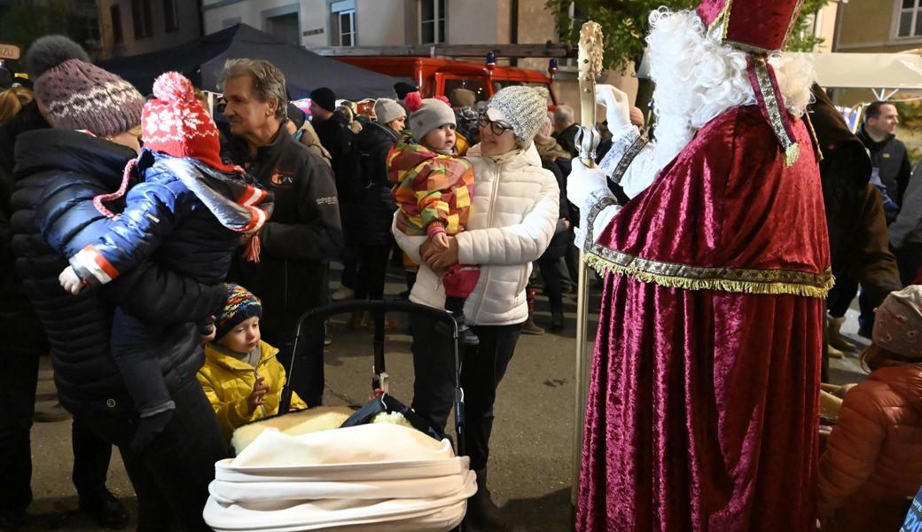 «Säg em Chlaus brav a-die.» Die stattliche Erscheinung fasziniert die Kleinsten besonders.