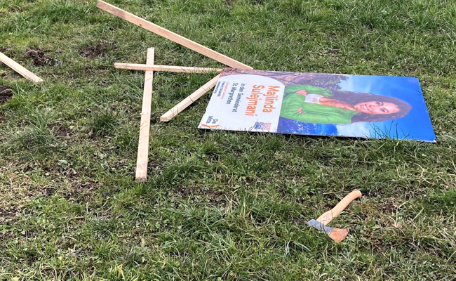 Tatwerkzeug liegt direkt neben zerstörtem Wahlplakat