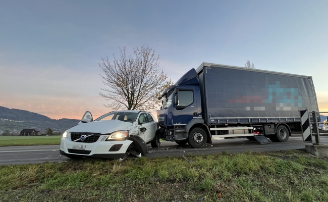Schwerer Unfall im Morgenverkehr: Auto und Lastwagen zusammengestossen