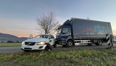 Schwerer Unfall im Morgenverkehr: Auto und Lastwagen zusammengestossen