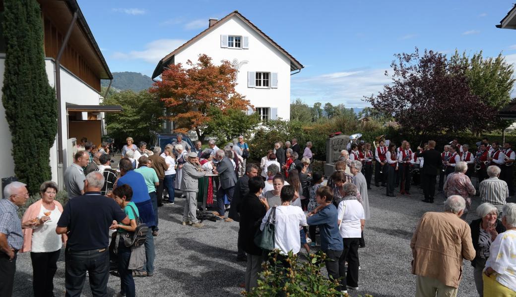 Der Musikverein Eichberg spielt während dem Apero auf dem Kirchplatz auf.