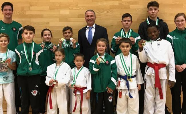 16 Medaillen für die Karatekas