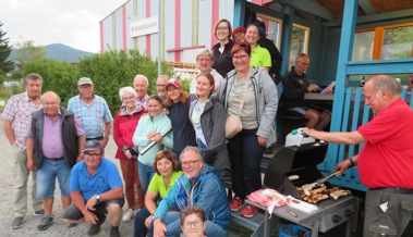 Zwei Vereine messen sich im Pétanque spielen