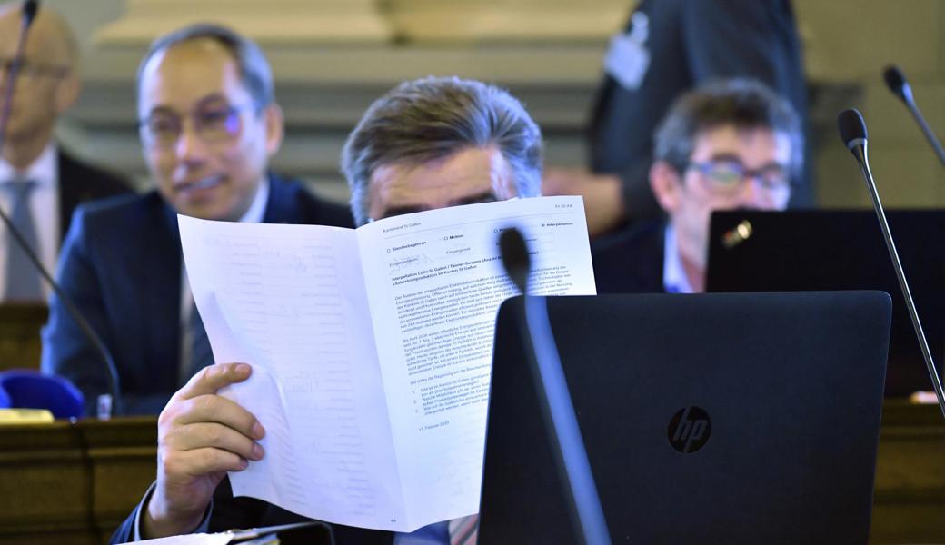 Ein Kantonsrat aus dem Rheintal beim Aktenstudium. 