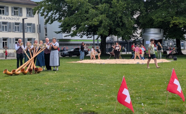 Schweizertag im Pärkli begeisterte Gross und Klein