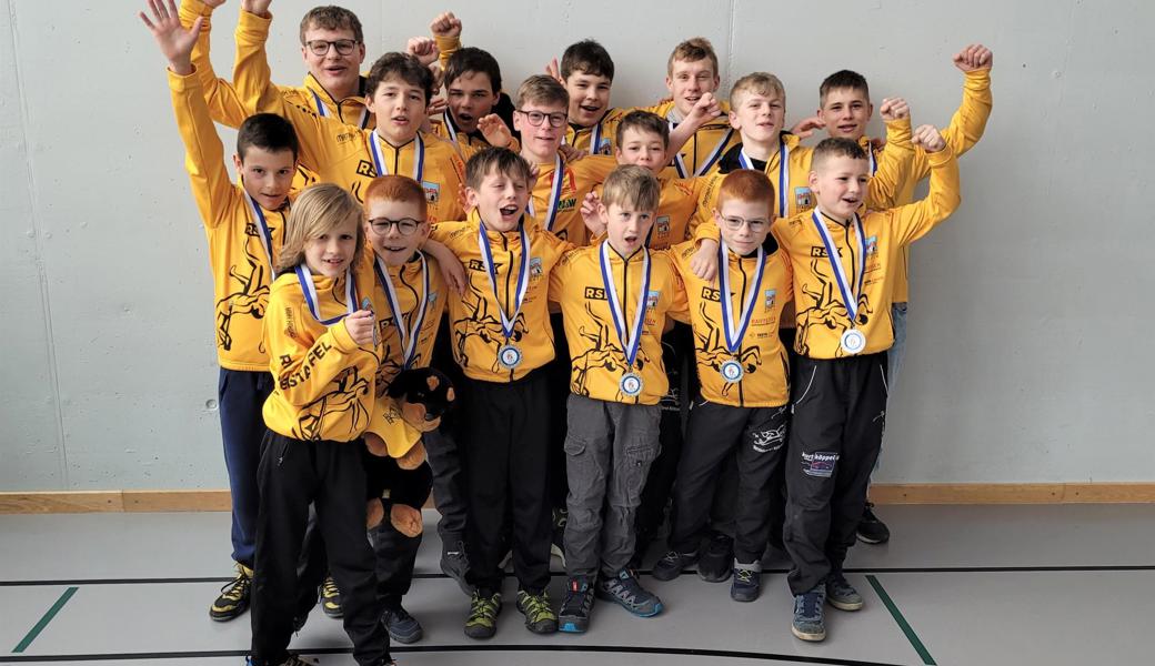 Diese Ringer haben mit einem Einsatz im Kriessner Team zu diesem Erfolg beigetragen: Davin Loher, Noa Moser, Jerome Dietsche, Luka und Tristan Streck, Lee Dietschi, Nico und Joel Gächter, Bertold Öri, Levin Meier, Elia Matt, Manuel Zäch, Reto Steger, Sandro Hungerbühler, Florian Tanner, Sven Hutter und Daniel Loher. Die Trainer heissen Thomas Gächter, Pal Lubsky und David Hungerbühler.