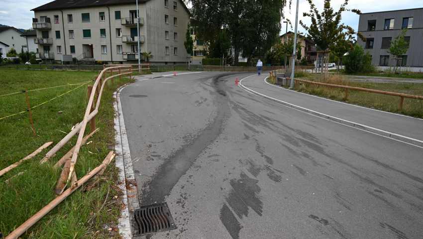 Schlingerfahrt auf der Dorfstrasse. Schlingerfahrt auf der Dorfstrasse.