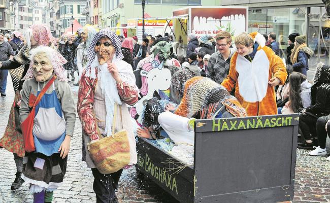 Gäste schlafen in Turnhallen