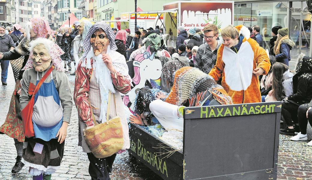 Für die Gäste der Röllelibutzen wird es bequemer als für jene Zuschauerinnen und Zuschauer, die ins «Häxanäascht» geschleppt werden. 
