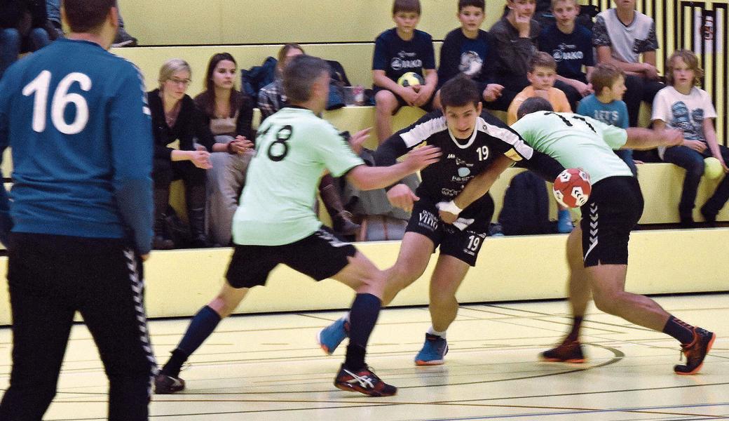 Imre Domokos (Nr. 19) setzt sich gegen zwei Wittenbacher durch. Der Ungar war nach dem kollektiven Durchhänger in den ersten 20 Minuten eine spielbestimmende Figur. 