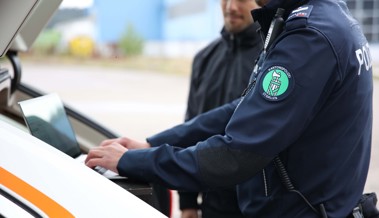 Streit auf offener Strasse zwischen mehreren jungen Männern