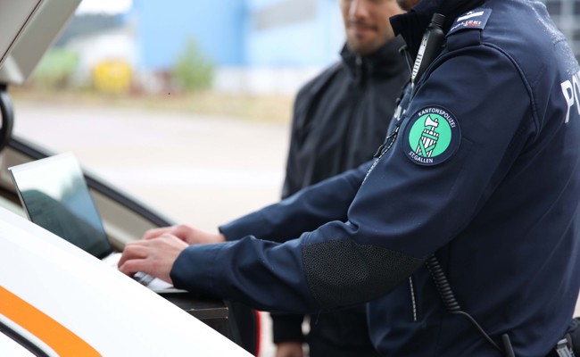 Streit auf offener Strasse zwischen mehreren jungen Männern