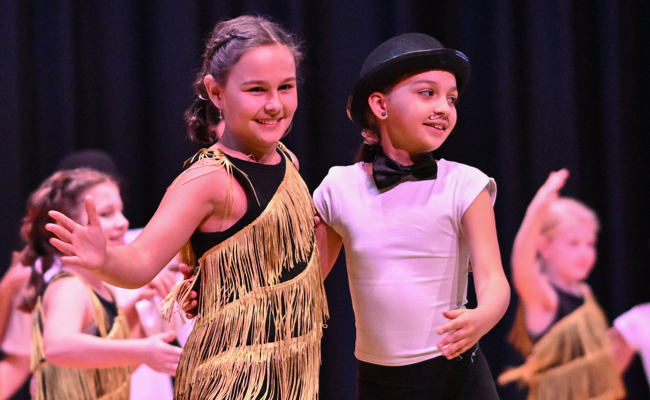 Der TV Rüthi ging an seiner Turnerunterhaltung auf spannende Zeitreisen