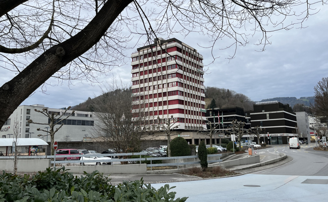 Neue Ära für Heerbrugger Wahrzeichen – Tessiner Unternehmer erwirbt das rote Hochhaus