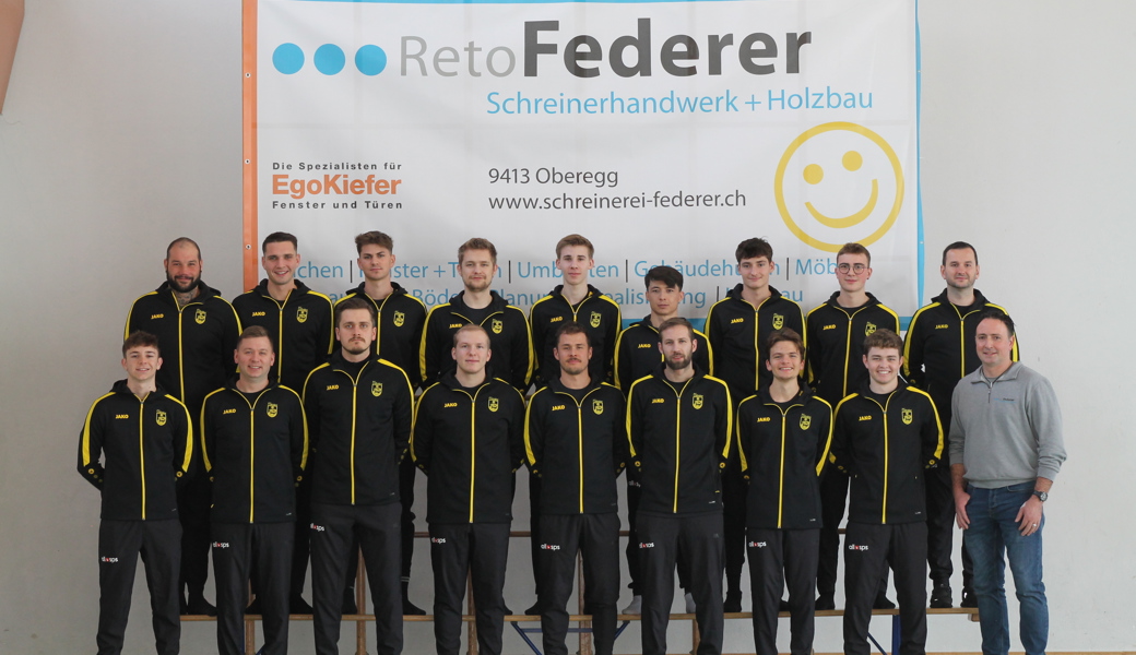 Danke der grosszügigen Unterstützung von Reto Federer (unten rechts) sowie der ALL4SPS AG erfreut sich die 1. Mannschaft des FC Heiden über ihre neuen Trainingsanzüge.