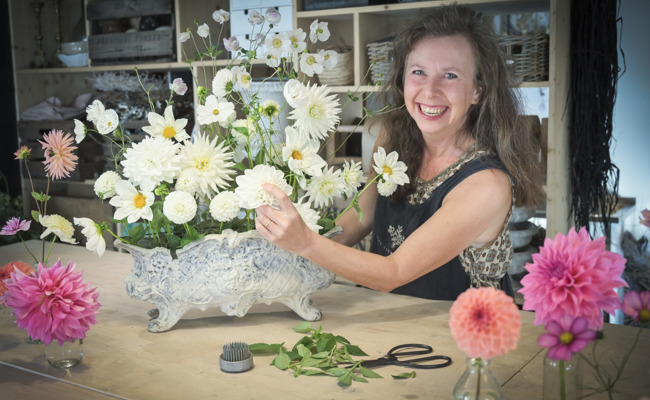 Balgacherin fertigt Kunstwerke aus selbst angebauten Blumen
