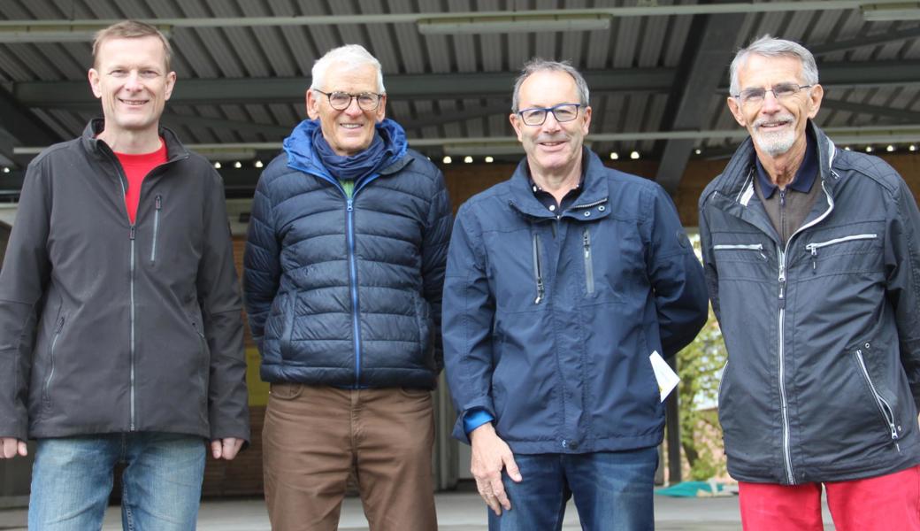 «Der Fortgang hängt auch von den Leuten ab, die diesen Karren ziehen», sagt der «doppelte» Kassier Niklaus Kehl (ganz rechts). Ausser ihm selbst gehören (von links) der neue Oberturner Erwin Schütz, der ehemalige langjährige Oberturner Heinz Christen sowie STV-Präsident Heinz Rohner zu diesen einsatzfreudigen Kräften.