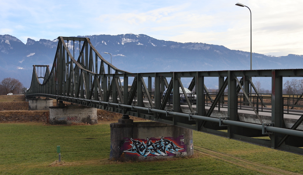 «Ein Lichtsignal wird nicht die Lösung sein» – Kontroverse um Verkehrsprobleme auf Rietbrücke