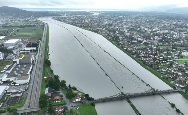 Der dreispurige Rhein von oben - hier wird das Ausmass der Überschwemmung deutlich