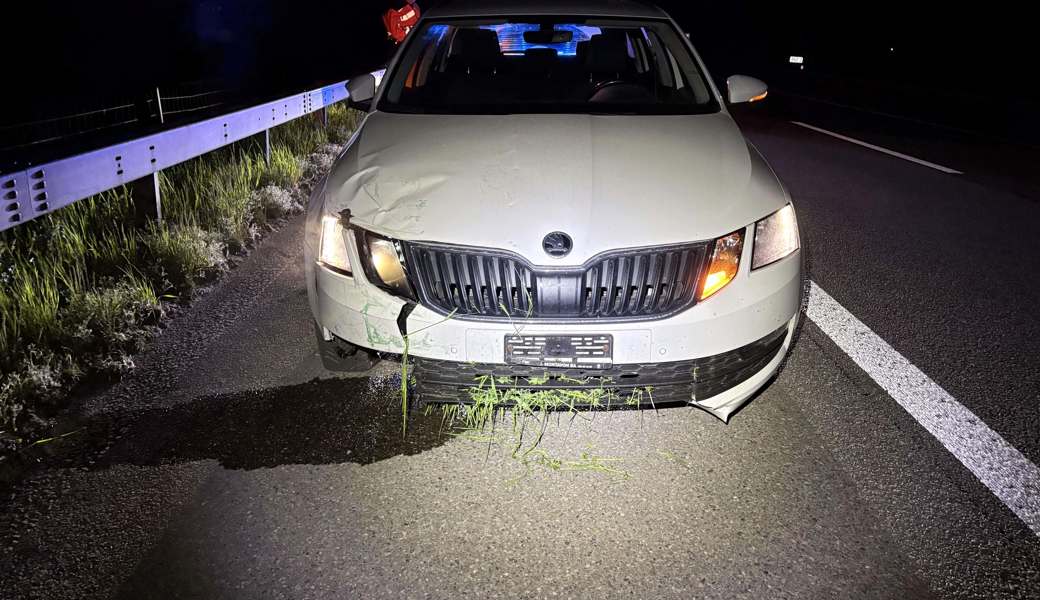 Höhe Oberbüren geriet das Auto nach rechts auf den Pannenstreifen und prallte dort in die Leitplanke. 