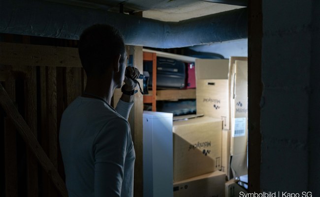 Mit Stein Fenster eingeschlagen: So viel Geld haben die Täter erbeutet