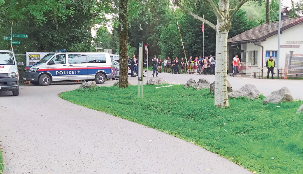 Das absolut jede Person kontrolliert und somit generell dem Verdacht ausgesetzt wurde, etwas Illegales einzuführen, irritierte einen Leser, als er den Schmitter Zoll überquerte.