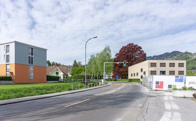 Auf einem Uferweg entlang des Stadtbachs flanieren