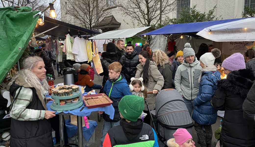 Am Auer Adventsmarkt drängten sich keine Stunde nach der Eröffnung die Leute.