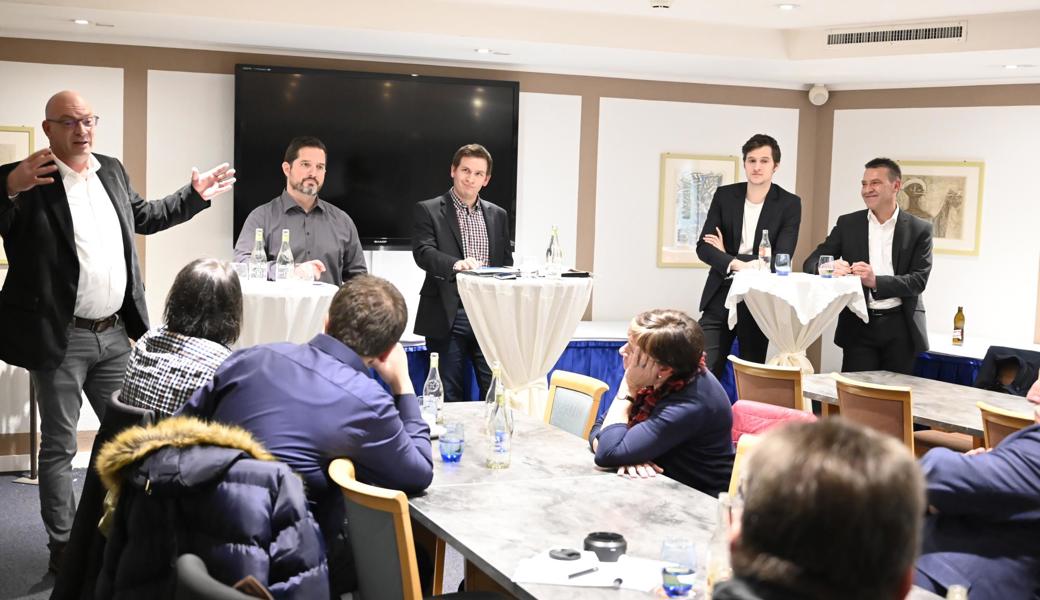 Diskutierten über die Initiative «Behördenlöhne vors Volk», von links: Rolf Huber (FDP, contra), Sandro Hess (CVP, contra), Moderator Marcel Adolf (SVP, als Mitglied des Initiativkomitees nach eigenem Bekunden «nicht ganz neutral»), Thomas Percy (FDP, pro), Toni Thoma (SVP, pro).