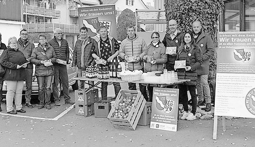 Am Infostand entstanden anregende Diskussionen. Bild: pd