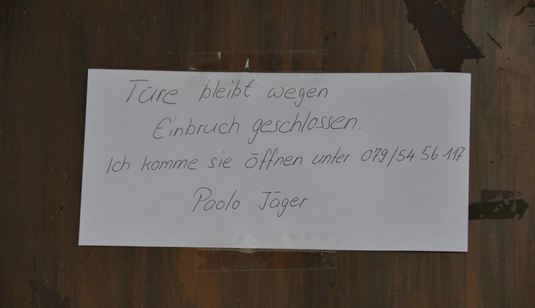 Diese Nachricht hängt an der Kirchentür. Diese Nachricht hängt an der Kirchentür.