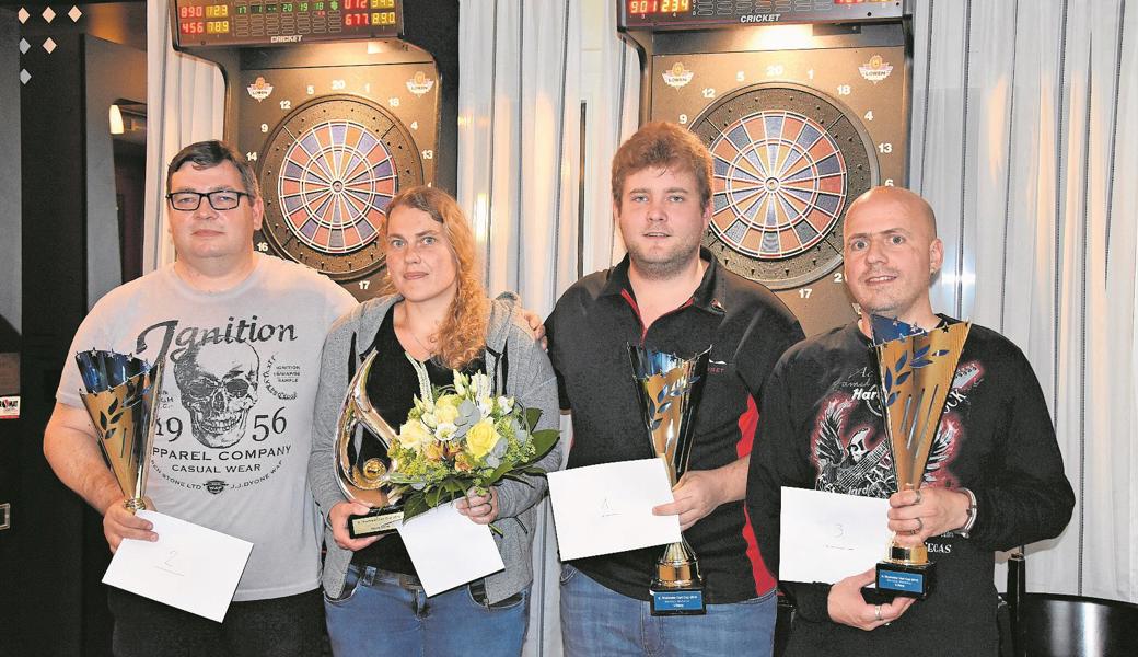 Pokalgewinner des sechsten Rheintaler Darts-Cups (von links): Sven Lebherz (2. Platz), Nadia Wüst (beste Frau), Simon Fürst (Sieger), Viktor Bleisch (3. Platz). 