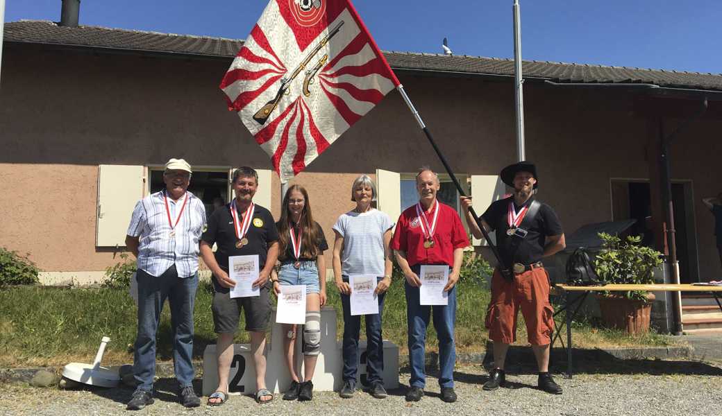 Erfolgreiche Mitglieder der Schwarzpulverschützen Altstätten (von links): Heinrich Eggenberger, Andreas Mosch, Jenny Mosch, Inge Grad und Herbert Grad mit Verbandsfähnrich Andreas Holdener. 