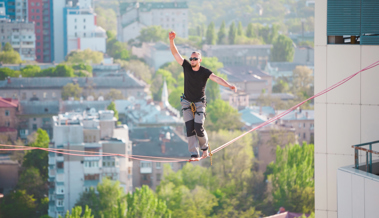 Zwischen Applaus und Mut zeigt der Hochseilartist die Kraft des Glaubens