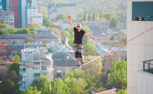 Zwischen Applaus und Mut zeigt der Hochseilartist die Kraft des Glaubens
