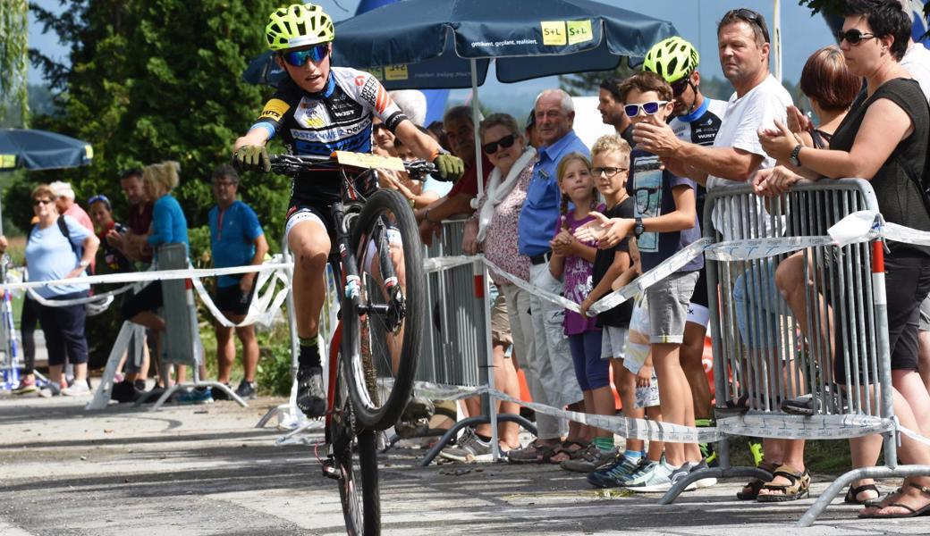 Sandro Städler (U17) aus Hinterforst feiert den zweiten Platz. Sandro Städler (U17) aus Hinterforst feiert den zweiten Platz.