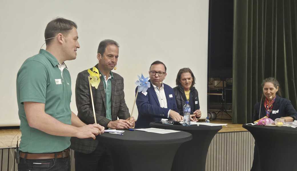 Am Schluss gab es von Moderator Ralph Dietsche (Mitte), der die Diskussion auch bei emotionalen Ausreissern des Publikums im Griff hatte, ein Windrad in Kleinformat für Jens Breu (v. l) , CEO SFS-Group, Claudio Winter, Projektleiter SFS und (v. r.) Esther Granitzer, Mitglied Stadtparlament SG und Siegfried Hettegger, Freie Landschaft St.Gallen.