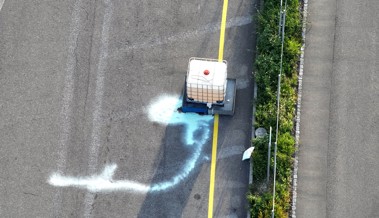 Ätzende Chemikalie ausgelaufen: Feuerwehr und Spezialisten im Einsatz