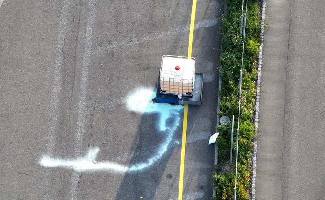 Ätzende Chemikalie ausgelaufen: Feuerwehr und Spezialisten im Einsatz