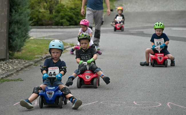 Thal im Rennfieber: Über 100 Kinder flitzen beim Bobby-Car-Rennen um den Sieg