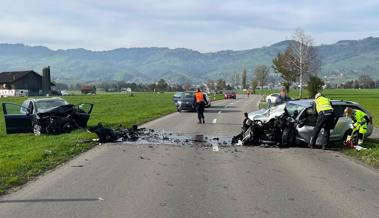 Alle Personen in den Unfallautos verletzt - teils schwer