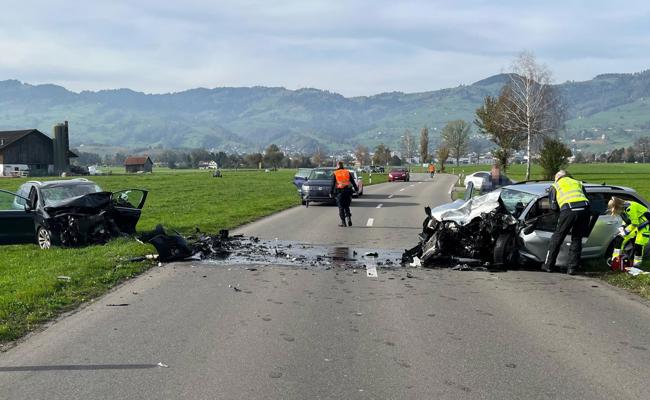Alle Personen in den Unfallautos verletzt - teils schwer