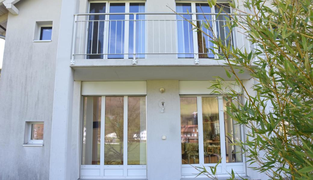 Bisherige breitrahmige Fensterfront mit Flügeltüren
