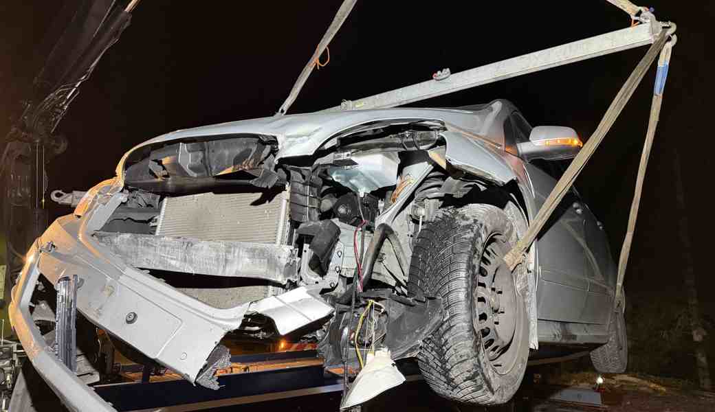 Totalschaden: Auto landet in Röhrenzaun, junge Fahrerin verletzt sich leicht