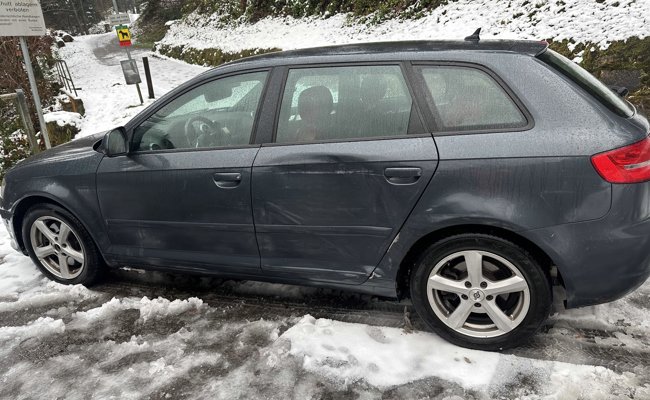 Mit Sommerpneu unterwegs: Autofahrer kollidiert im Schneematsch mit anderem Auto