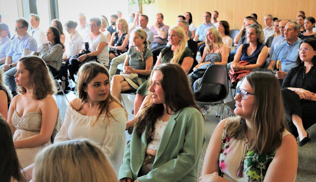Gestaffelt in vier Gruppen feierten die Kaufleute ihren Lehrabschluss in der Aula des bzr in Altstätten.
