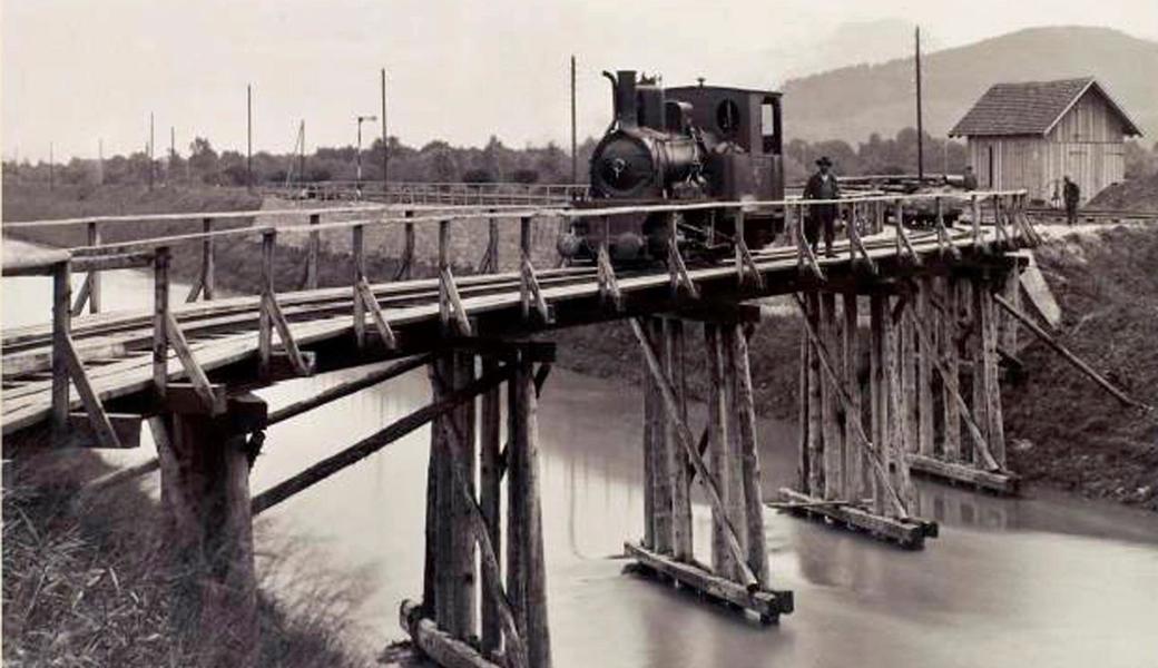 Das Fundament beim Auer Bahnhof trug einst eine Dienstbrücke der Internationalen Rheinregulierung, auf der Dampfloks unterwegs waren.
